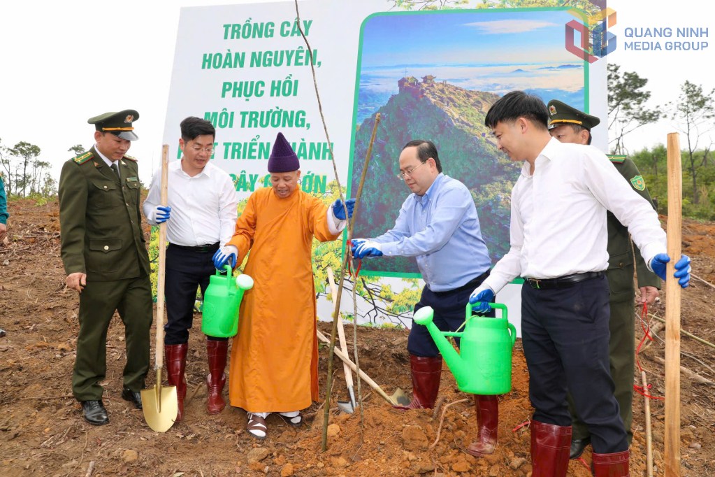 &Ocirc;ng Quản Minh Cường, Ủy vi&ecirc;n Trung ương Đảng, B&iacute; thư Tỉnh ủy, Trưởng Đo&agrave;n ĐBQH tỉnh Quảng Ninh c&ugrave;ng &ocirc;ng B&ugrave;i Văn Khắng, Ph&oacute; B&iacute; thư Tỉnh ủy, Chủ tịch UBND tỉnh Quảng Ninh v&agrave; c&aacute;c đại biểu trồng c&acirc;y sau lễ ph&aacute;t động