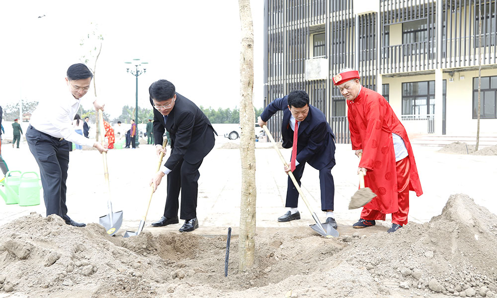 C&aacute;c đại biểu tham gia trồng c&acirc;y tại lễ ph&aacute;t động.