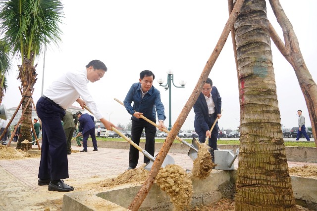 L&atilde;nh đạo tỉnh dự lễ trồng c&acirc;y, khởi động năm mới xanh tại Đồng Hới.