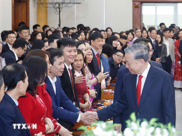 Tổng B&iacute; thư T&ocirc; L&acirc;m gặp mặt c&aacute;n bộ, c&ocirc;ng chức, vi&ecirc;n chức, người lao động Văn ph&ograve;ng Trung ương Đảng - Ảnh: TTXVN