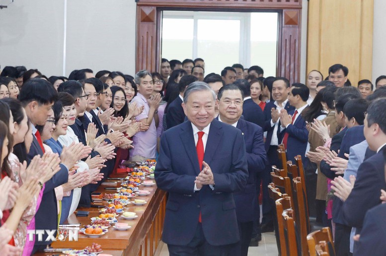 Tổng B&iacute; thư T&ocirc; L&acirc;m gặp mặt c&aacute;n bộ, c&ocirc;ng chức, vi&ecirc;n chức, người lao động Văn ph&ograve;ng Trung ương Đảng - Ảnh: TTXVN