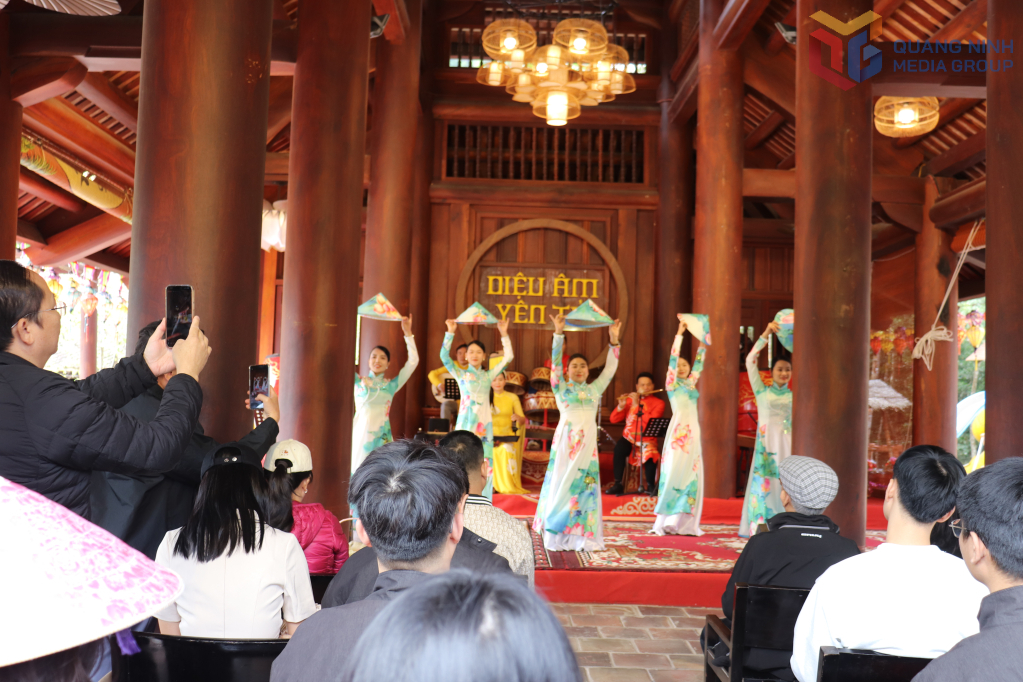 Du khách thưởng thức các chương trình văn nghệ mang đậm đà bản sắc văn hóa dân tộc tại Yên Tử Du khách thưởng thức các chương trình văn nghệ mang đậm đà bản sắc văn hóa dân tộc tại Yên Tử