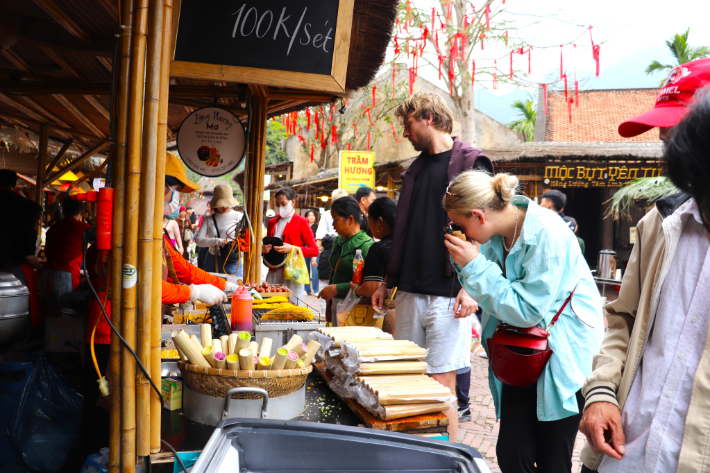 Du khách quốc tế trải nghiệm ẩm thực truyền thống Du khách quốc tế trải nghiệm ẩm thực truyền thống