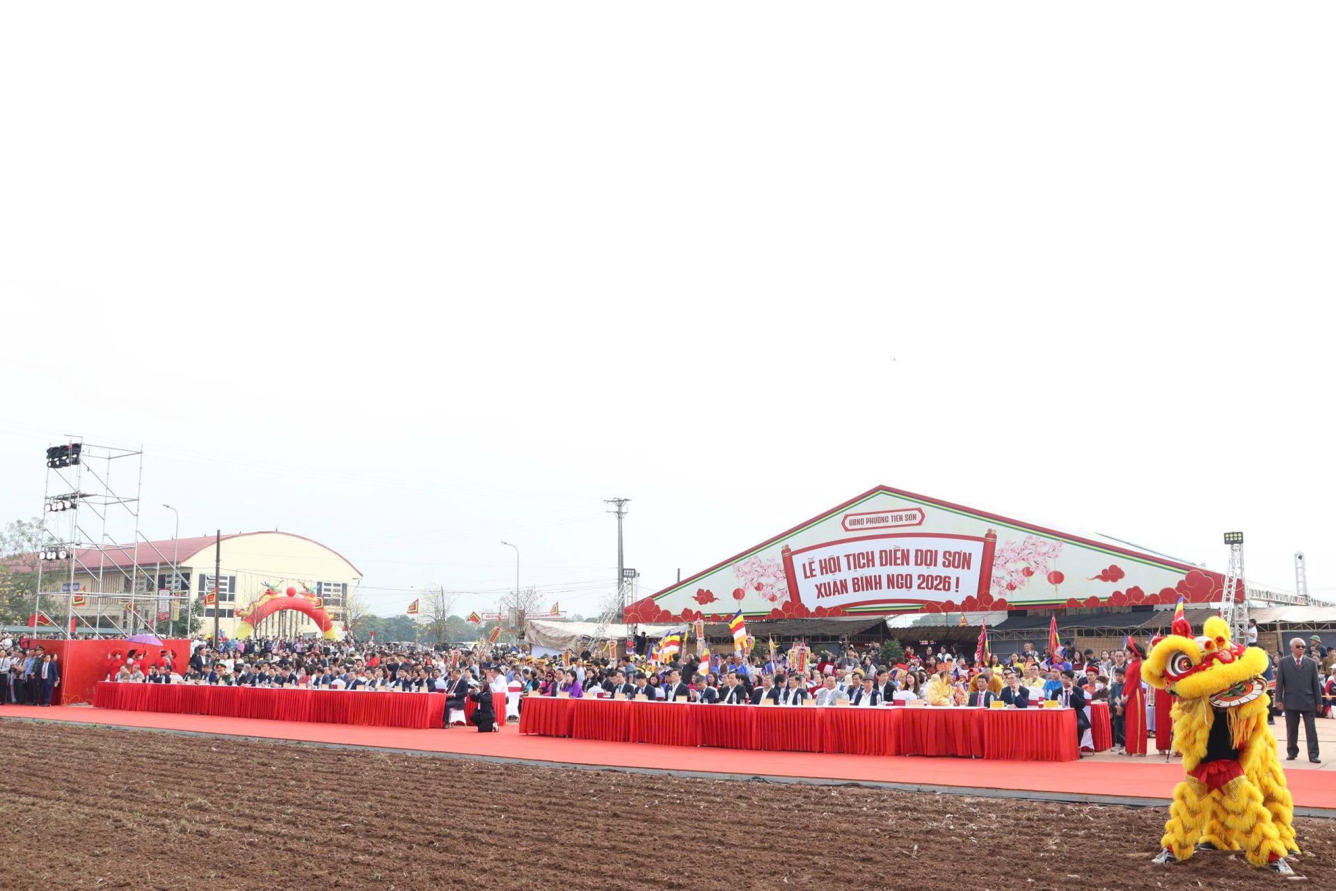 Trong không khí trang nghiêm tại cánh đồng Tịch Điền, lễ hội năm nay diễn ra với sự tham dự của lãnh đạo tỉnh, đại diện các sở, ban, ngành và chính quyền địa phương cùng đông đảo nhân dân. Trong không khí trang nghiêm tại cánh đồng Tịch Điền, lễ hội năm nay diễn ra với sự tham dự của lãnh đạo tỉnh, đại diện các sở, ban, ngành và chính quyền địa phương cùng đông đảo nhân dân.