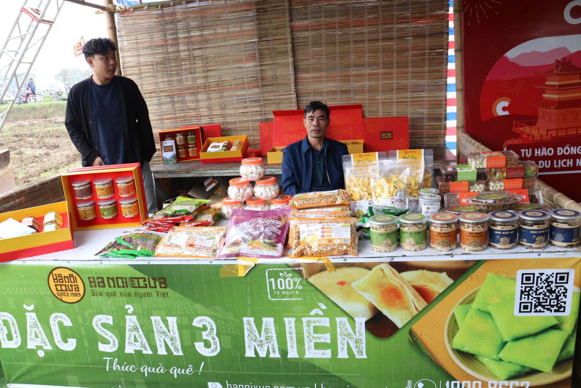 Những sản phẩm của doanh nghiệp sản xuất nông sản Mai Chi tại địa phương trong gian hàng chưng bày. Những sản phẩm của doanh nghiệp sản xuất nông sản Mai Chi tại địa phương trong gian hàng chưng bày.