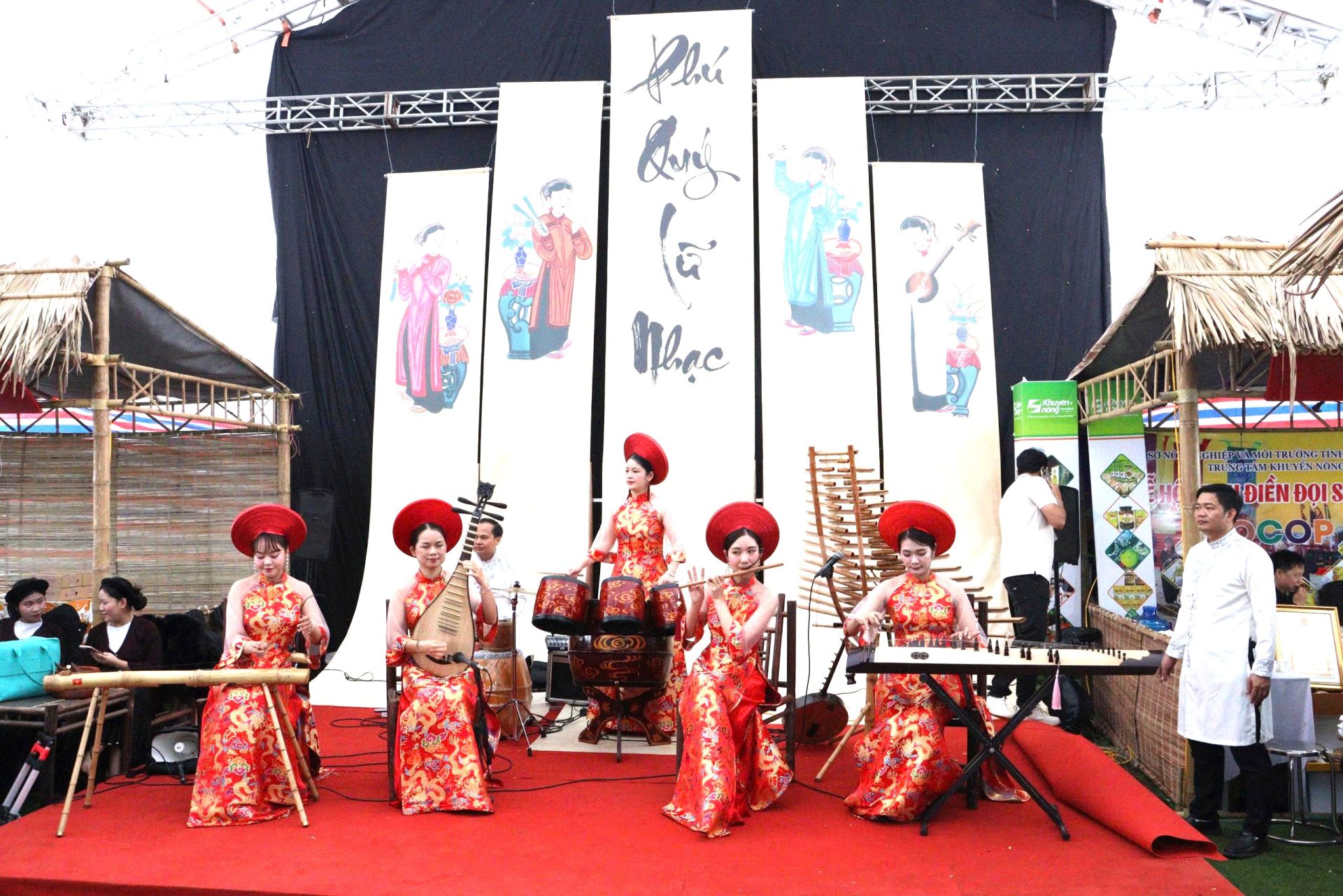 Chương trình văn nghệ tại lễ hội. Chương trình văn nghệ tại lễ hội.