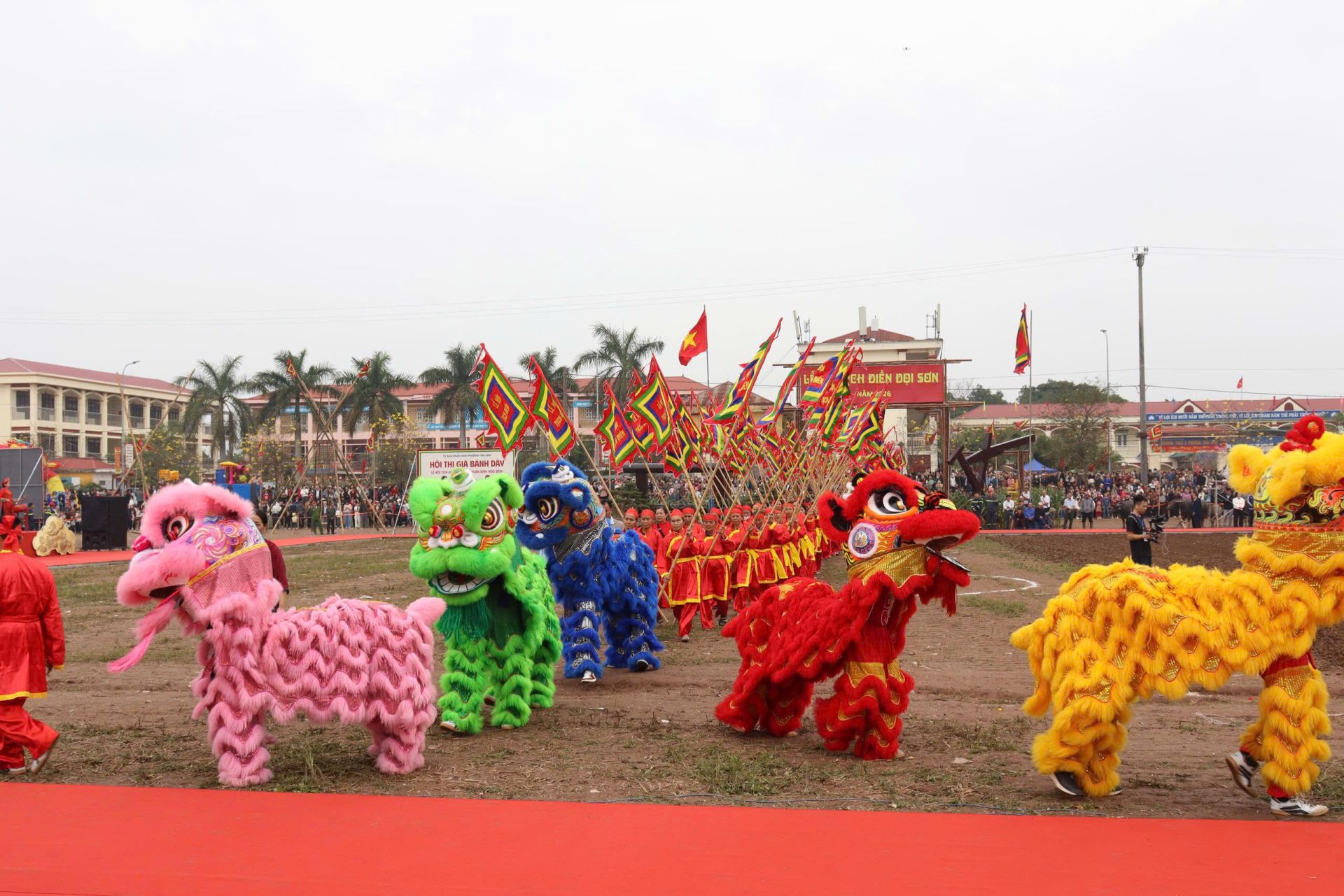 Hình ảnh múa Lân múa Rồng đẹp mắt trong lễ hội. Hình ảnh múa Lân múa Rồng đẹp mắt trong lễ hội.