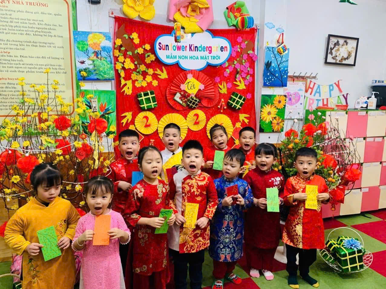 Sắc xuân ngập tràn lớp học mầm non: Bé vui lì xì, hân hoan viết những nét chữ đầu năm