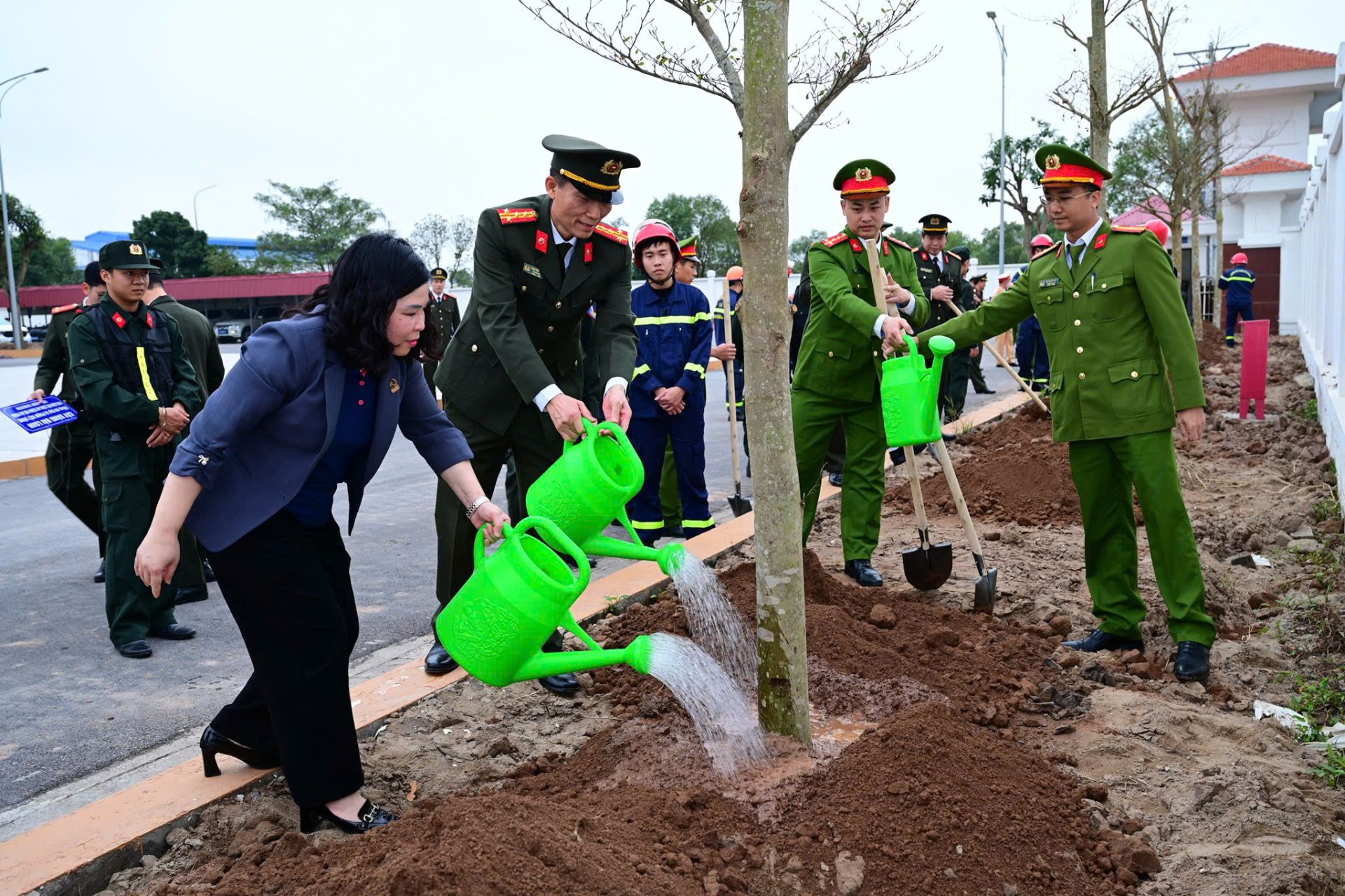 Đại t&aacute; Phạm Viết Dũng &ndash; Ph&oacute; B&iacute; thư Đảng uỷ, Ph&oacute; Gi&aacute;m đốc CATP v&agrave; c&aacute;c đại biểu tham gia trồng c&acirc;y.