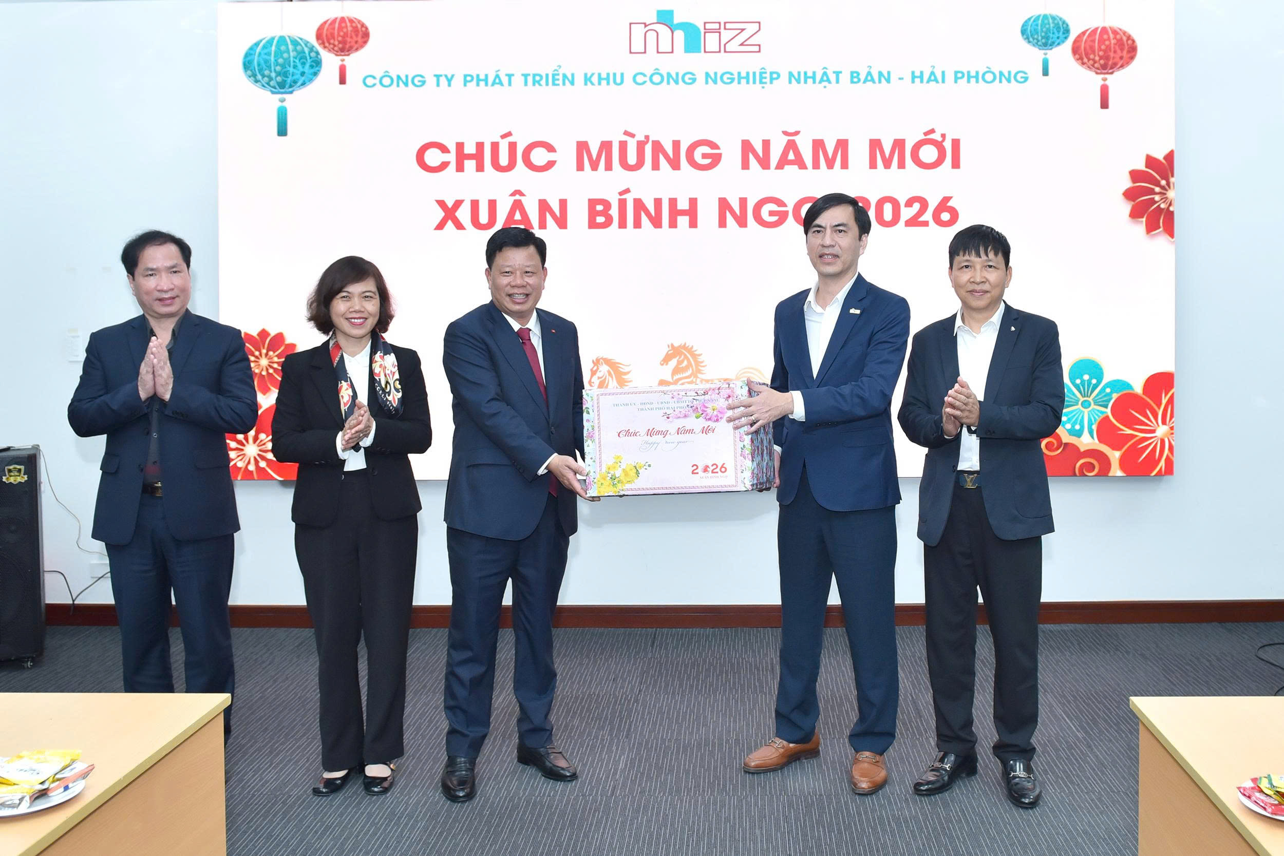 Ph&oacute; Chủ tịch UBND th&agrave;nh phố L&ecirc; Trung Ki&ecirc;n tặng qu&agrave; động vi&ecirc;n C&ocirc;ng ty ph&aacute;t triển KCN Nhật Bản- Hải Ph&ograve;ng.
