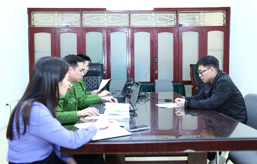 Các cơ quan chức năng lấy lời khai của Nguyễn Đức Dương về hành vi trốn thuế - Ảnh: VKSND tỉnh Ninh Binh Các cơ quan chức năng lấy lời khai của Nguyễn Đức Dương về hành vi trốn thuế - Ảnh: VKSND tỉnh Ninh Binh