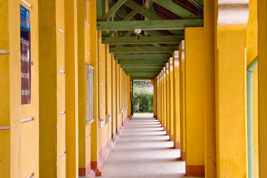 Hành lang sâu hun hút của các dãy nhà mang nét hoài cổ. Hành lang sâu hun hút của các dãy nhà mang nét hoài cổ.