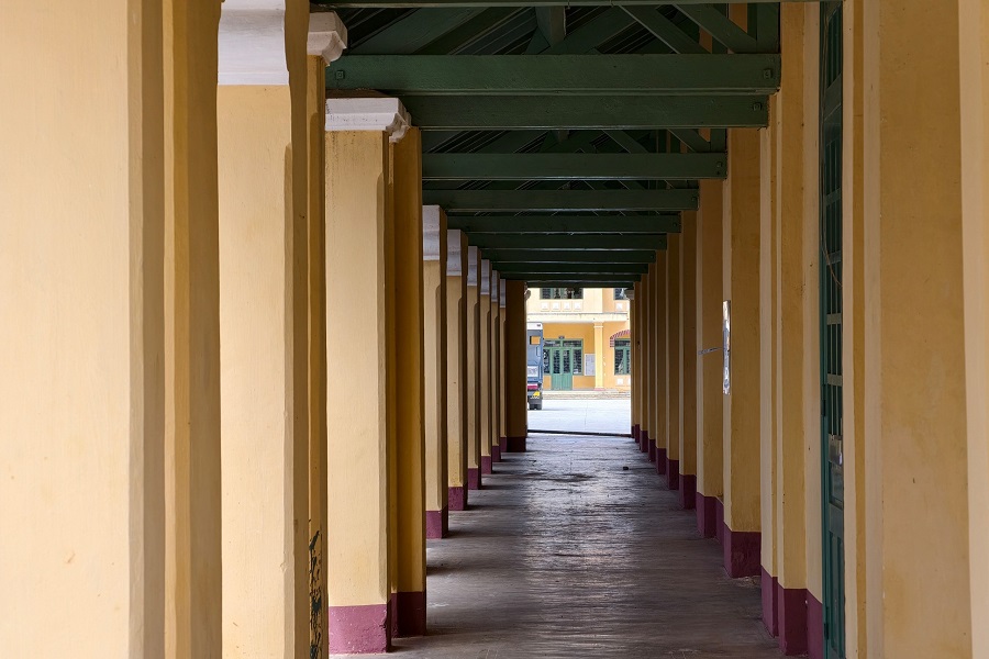 Hành lang sâu hun hút của các dãy nhà mang nét hoài cổ. Hành lang sâu hun hút của các dãy nhà mang nét hoài cổ.