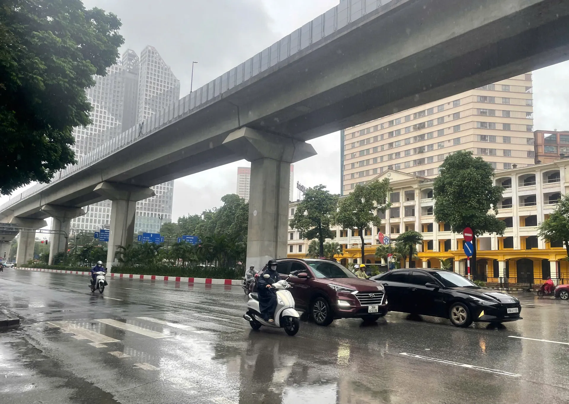 H&agrave; Nội mưa ph&ugrave;n, trời &acirc;m u