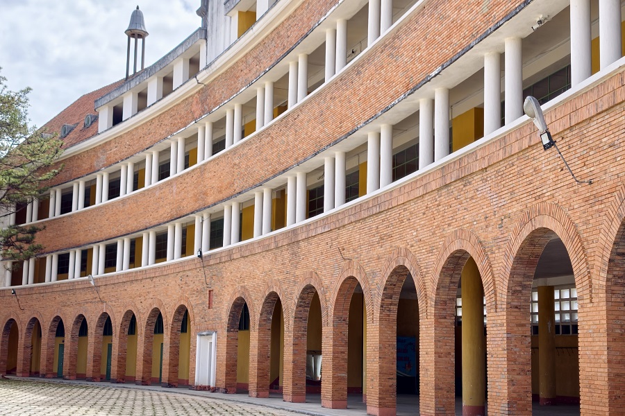 Toà nhà chính hình vòng cung của Trường Cao đẳng Sư phạm Đà Lạt. Nét kiến trúc hài hoà, trang nhã cùng với khung cảnh thơ mộng xung quanh tạo nên một ngôi trường đẹp nhất vùng cao nguyên. Toà nhà chính hình vòng cung của Trường Cao đẳng Sư phạm Đà Lạt. Nét kiến trúc hài hoà, trang nhã cùng với khung cảnh thơ mộng xung quanh tạo nên một ngôi trường đẹp nhất vùng cao nguyên.