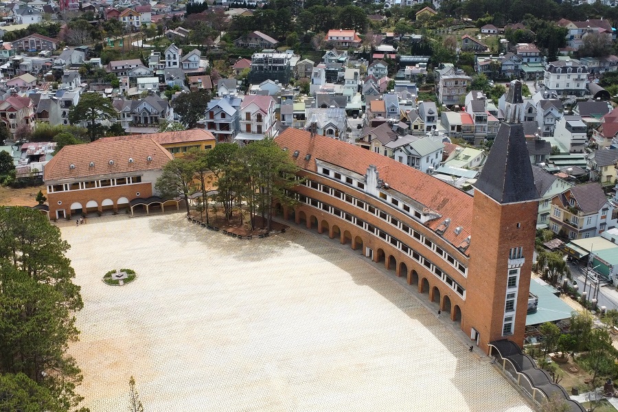 Ngôi trường có kiến trúc vòng cung mềm mại kết hợp với dãy nhà uốn lượn, tạo nên một tổng thể hài hòa và ấn tượng, do kiến trúc sư Moncet thiết kế và quản lý xây dựng - cũng là người thiết kế ga Đà Lạt. Ngôi trường có kiến trúc vòng cung mềm mại kết hợp với dãy nhà uốn lượn, tạo nên một tổng thể hài hòa và ấn tượng, do kiến trúc sư Moncet thiết kế và quản lý xây dựng - cũng là người thiết kế ga Đà Lạt.