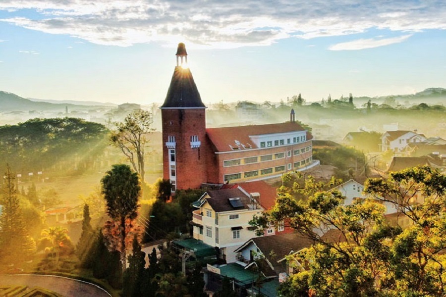 Trường Cao đẳng Sư phạm Đà Lạt được công nhận là di tích cấp quốc gia năm 2001, là điểm tham quan thu hút người dân và du khách. Trường Cao đẳng Sư phạm Đà Lạt được công nhận là di tích cấp quốc gia năm 2001, là điểm tham quan thu hút người dân và du khách.