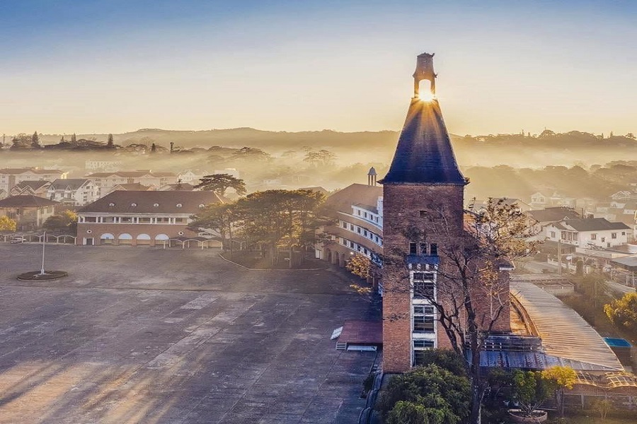 Tháp chuông của Trường Cao đẳng Sư phạm Đà Lạt nhìn từ hồ Xuân Hương, khi mai anh đào đang nở rộ ngày Tết Nguyên đán 2026. có tháp chuông, mái đứng, vòm hành lang chạy quanh và uốn cong. Tháp chuông của Trường Cao đẳng Sư phạm Đà Lạt nhìn từ hồ Xuân Hương, khi mai anh đào đang nở rộ ngày Tết Nguyên đán 2026. có tháp chuông, mái đứng, vòm hành lang chạy quanh và uốn cong.