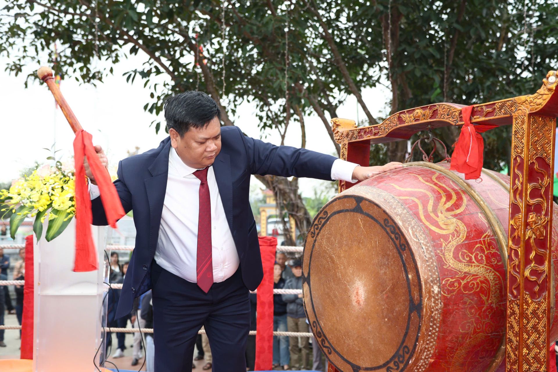 Đồng ch&iacute; Lương Thế Qu&yacute;, Ph&oacute; B&iacute; thư Đảng ủy, Chủ tịch UBND phường đ&aacute;nh trống khai hội.