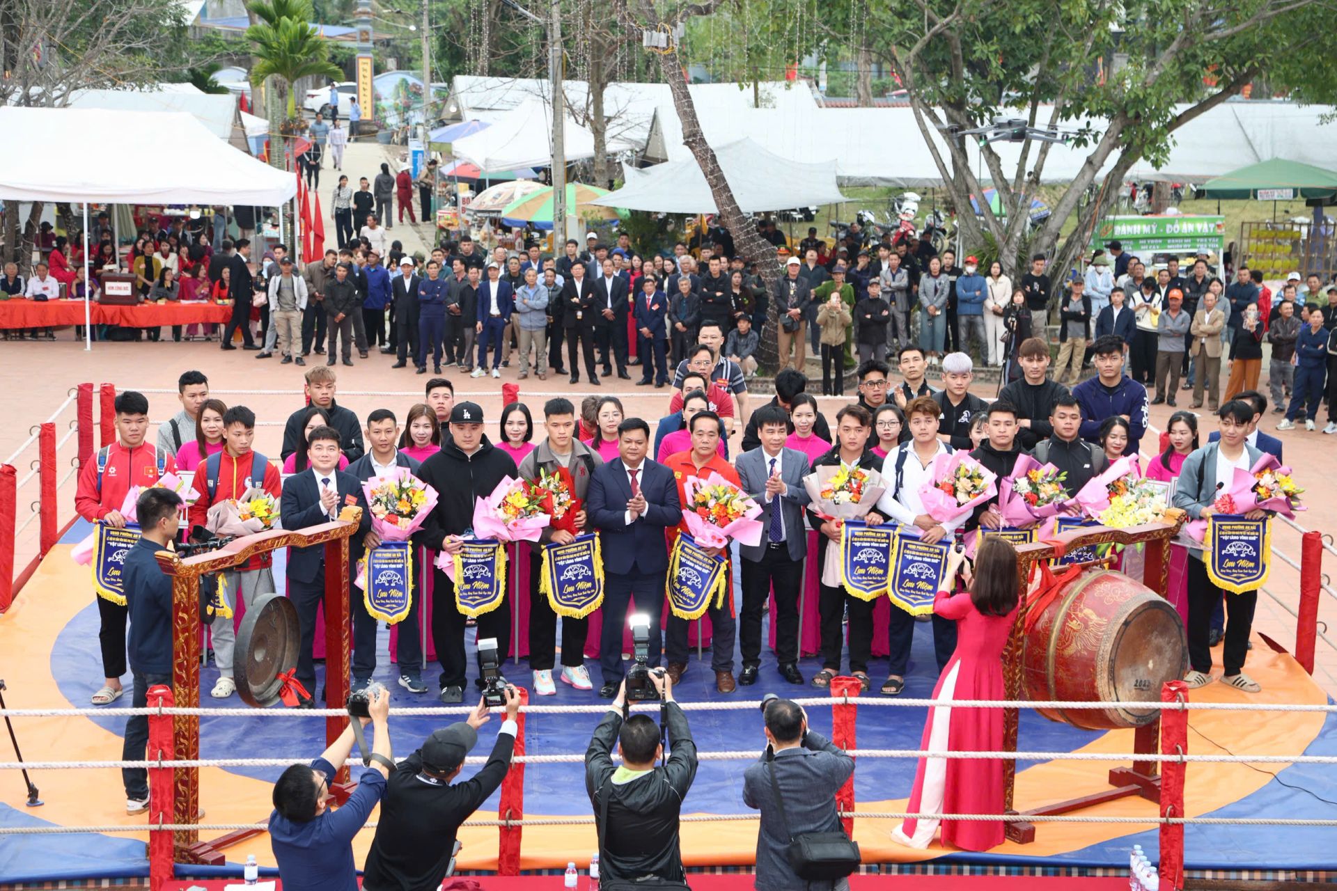 C&aacute;c đồng ch&iacute; l&atilde;nh đạo phường An Hải trao cờ lưu niệm cho c&aacute;c Đo&agrave;n tham gia thi đấu.