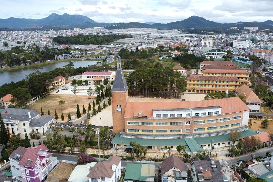 Năm 2000, Trường Cao đẳng Sư phạm Đà Lạt vinh dự được Hội Kiến trúc sư thế giới (UIA) công nhận là một trong 1.000 công trình kiến trúc tiêu biểu của thế kỷ XX. Năm 2001, trường Cao đẳng Sư phạm Đà Lạt được Bộ Văn hóa và Thông tin công nhận trở thành di tích cấp quốc gia. Năm 2000, Trường Cao đẳng Sư phạm Đà Lạt vinh dự được Hội Kiến trúc sư thế giới (UIA) công nhận là một trong 1.000 công trình kiến trúc tiêu biểu của thế kỷ XX. Năm 2001, trường Cao đẳng Sư phạm Đà Lạt được Bộ Văn hóa và Thông tin công nhận trở thành di tích cấp quốc gia.