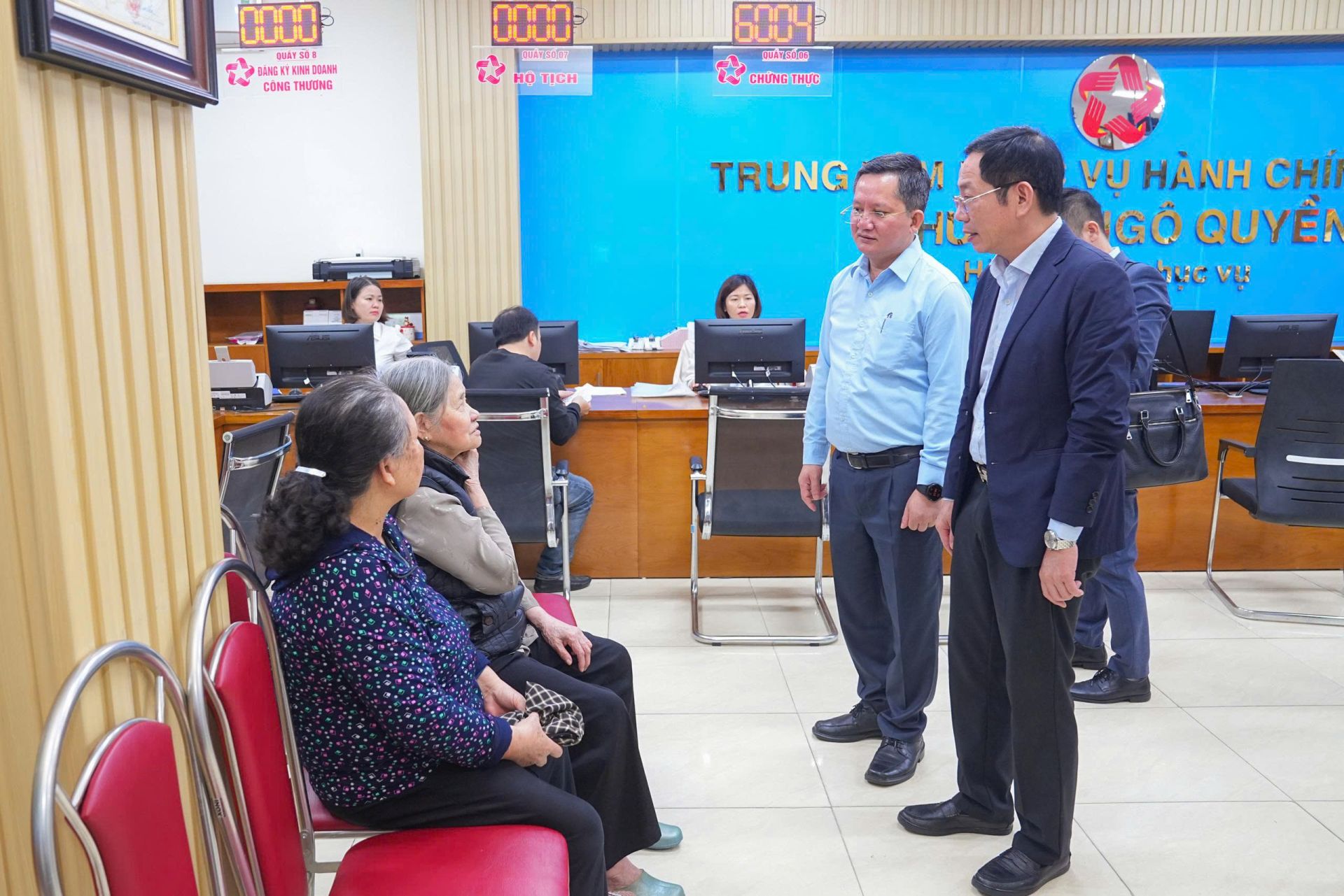 Kiểm tra c&ocirc;ng vụ tại Trung t&acirc;m Phục vụ h&agrave;nh ch&iacute;nh c&ocirc;ng phường Ng&ocirc; Quyền.