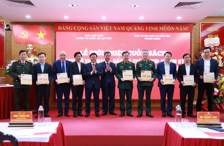 Trao tặng s&aacute;ch &ldquo;Rạng rỡ Việt Nam - Dấu ấn th&agrave;nh tựu nhiệm kỳ Đại hội đại biểu to&agrave;n quốc lần thứ XIII của Đảng&rdquo; cho c&aacute;c đại biểu.