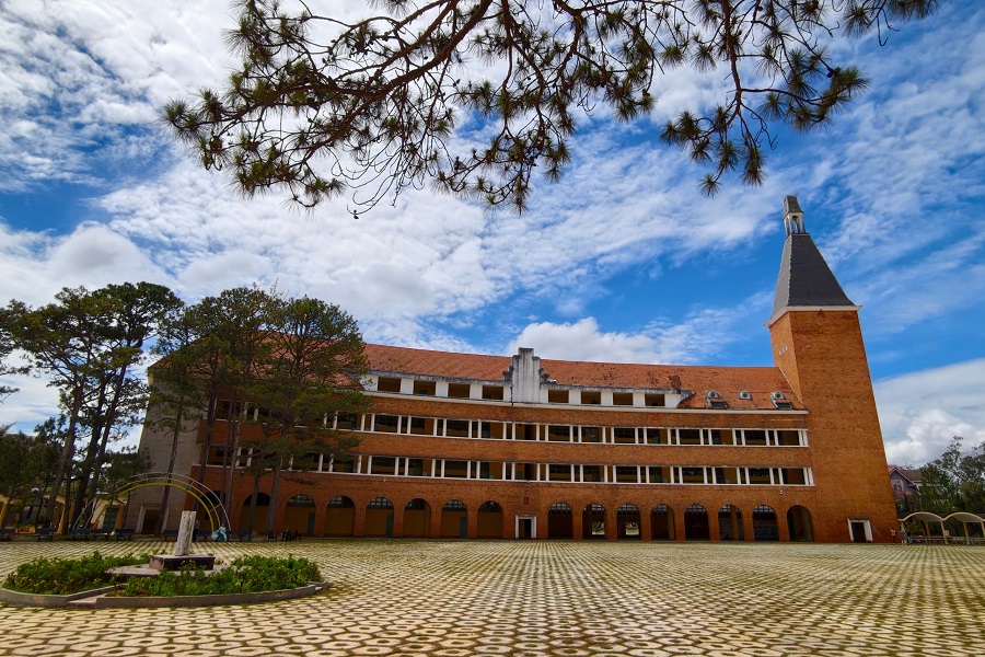 Ngôi trường có kiến trúc vòng cung mềm mại kết hợp với dãy nhà uốn lượn, tạo nên một tổng thể hài hòa và ấn tượng, do kiến trúc sư Moncet thiết kế và quản lý xây dựng - cũng là người thiết kế ga Đà Lạt. Ngôi trường có kiến trúc vòng cung mềm mại kết hợp với dãy nhà uốn lượn, tạo nên một tổng thể hài hòa và ấn tượng, do kiến trúc sư Moncet thiết kế và quản lý xây dựng - cũng là người thiết kế ga Đà Lạt.