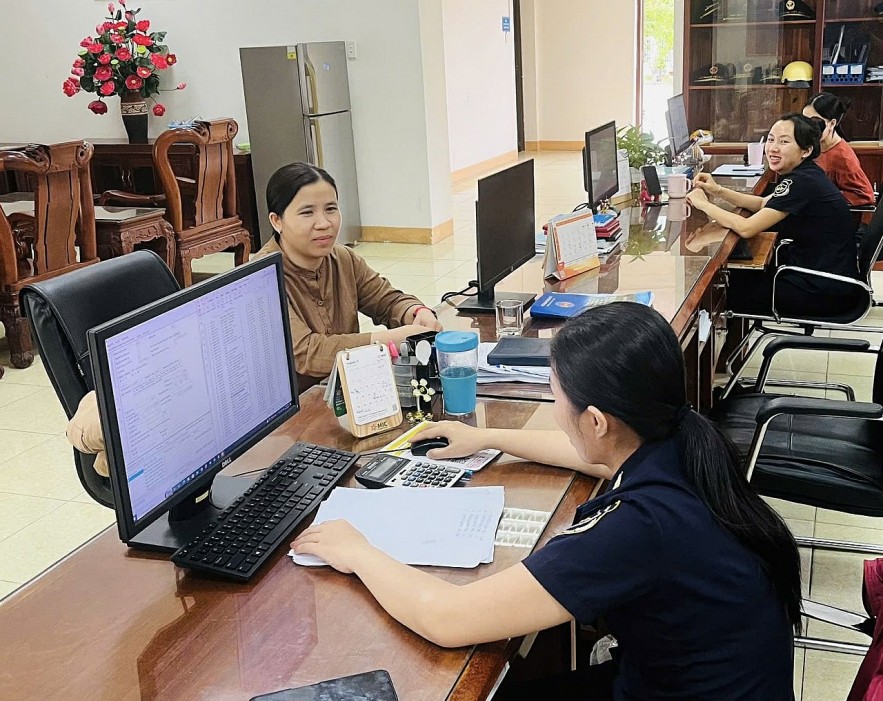 Công chức Hải quan khu vực XII hỗ trợ doanh nghiệp hoàn thiện thủ tục xuất nhập khẩu. Ảnh: CTVAH Công chức Hải quan khu vực XII hỗ trợ doanh nghiệp hoàn thiện thủ tục xuất nhập khẩu. Ảnh: CTVAH