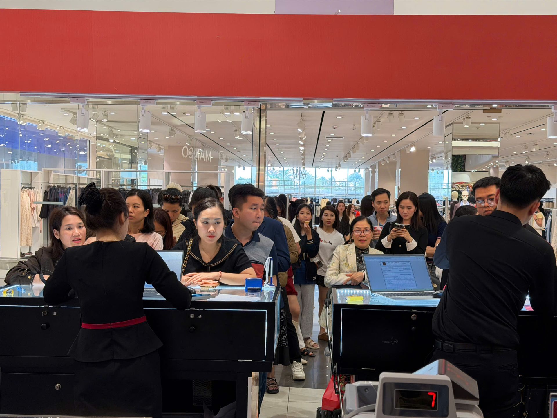 Giá vàng tăng nóng trước ngày vía Thần Tài, người dân xếp hàng từ sáng sớm mua vàng