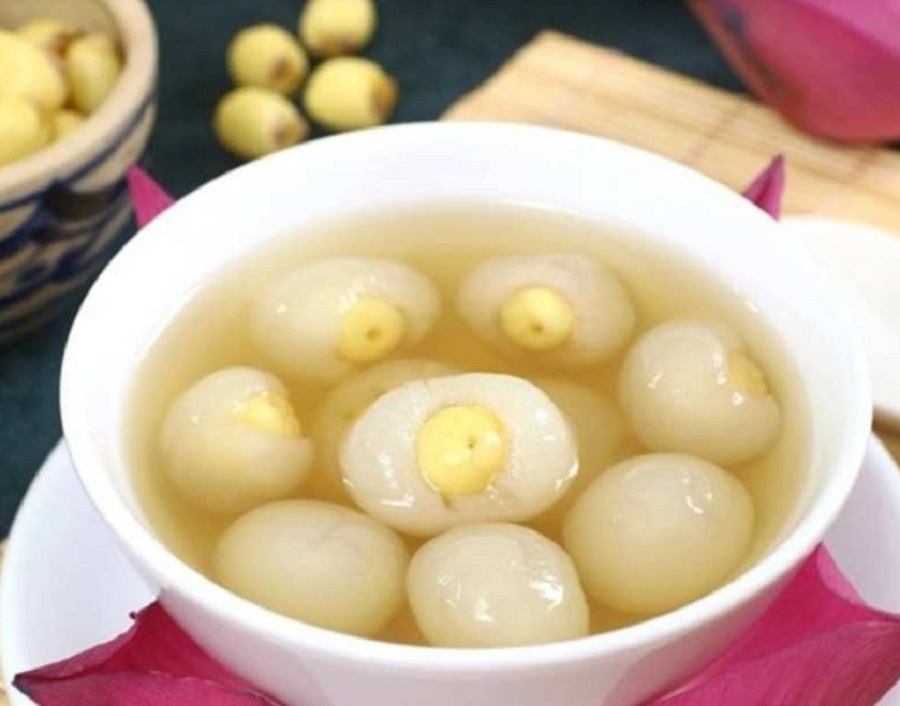 Để chế biến ch&egrave; hạt sen long nh&atilde;n, nguy&ecirc;n liệu ch&iacute;nh bao gồm hạt sen tươi hoặc kh&ocirc;, long nh&atilde;n (c&oacute; thể d&ugrave;ng nh&atilde;n tươi hoặc nh&atilde;n kh&ocirc; gọi l&agrave; nh&atilde;n nhục), đường ph&egrave;n v&agrave; một số phụ liệu như l&aacute; dứa hoặc vani để tăng hương thơm