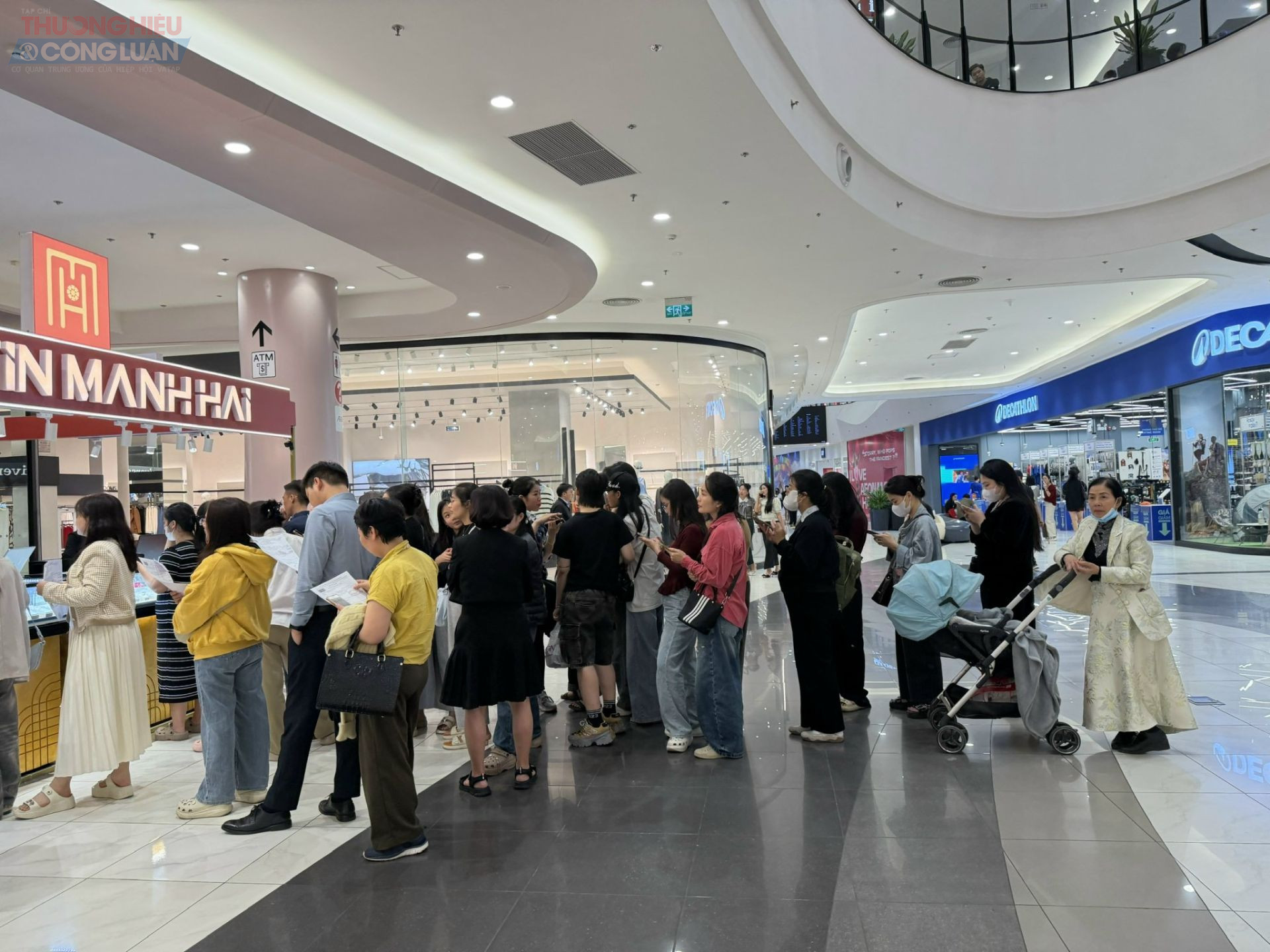 Nhiều chị em đưa cả con nhỏ ra để xếp h&agrave;ng mua v&agrave;ng