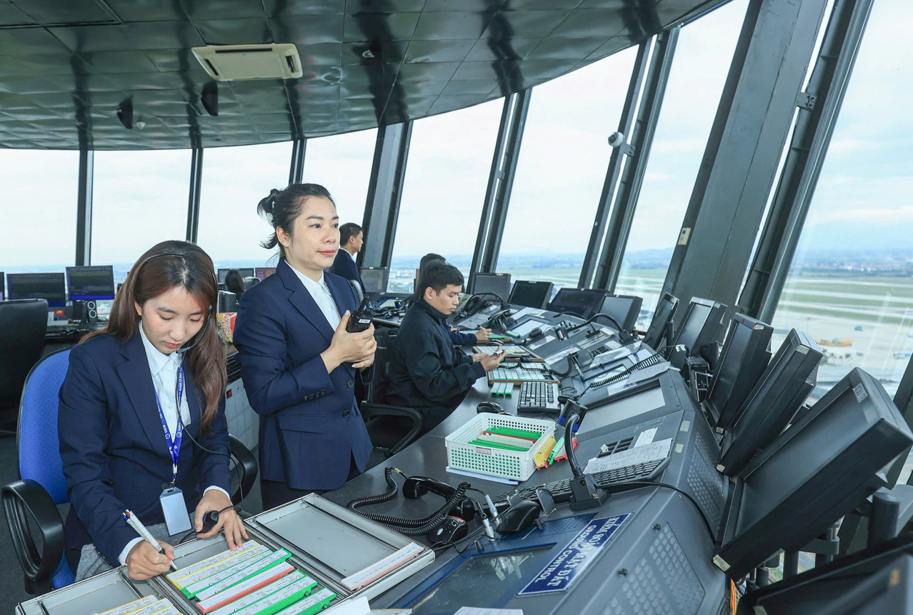 K&iacute;p trực Điều h&agrave;nh bay tại Đ&agrave;i Kiểm so&aacute;t kh&ocirc;ng lưu Nội B&agrave;i