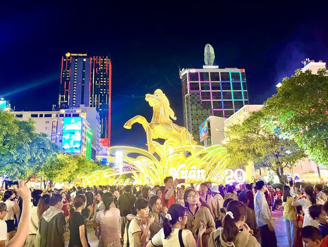 Đường hoa Nguyễn Huệ (TP.HCM) thu h&uacute;t rất đ&ocirc;ng du kh&aacute;ch tới tham quan, chụp ảnh