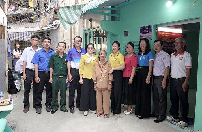 C&aacute;n bộ phường Ninh Kiều ch&uacute;c mừng b&agrave; L&yacute; Thị Gấm ở khu vực 33 c&oacute; căn nh&agrave; mới đ&oacute;n Tết Nguy&ecirc;n đ&aacute;n B&iacute;nh Ngọ năm 2026.