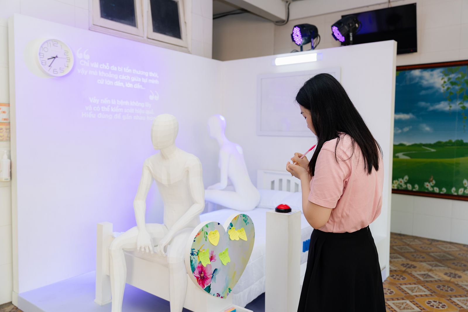 HCM - Kh&aacute;ch tham quan tương t&aacute;c với kh&ocirc;ng gian triễn l&atilde;m