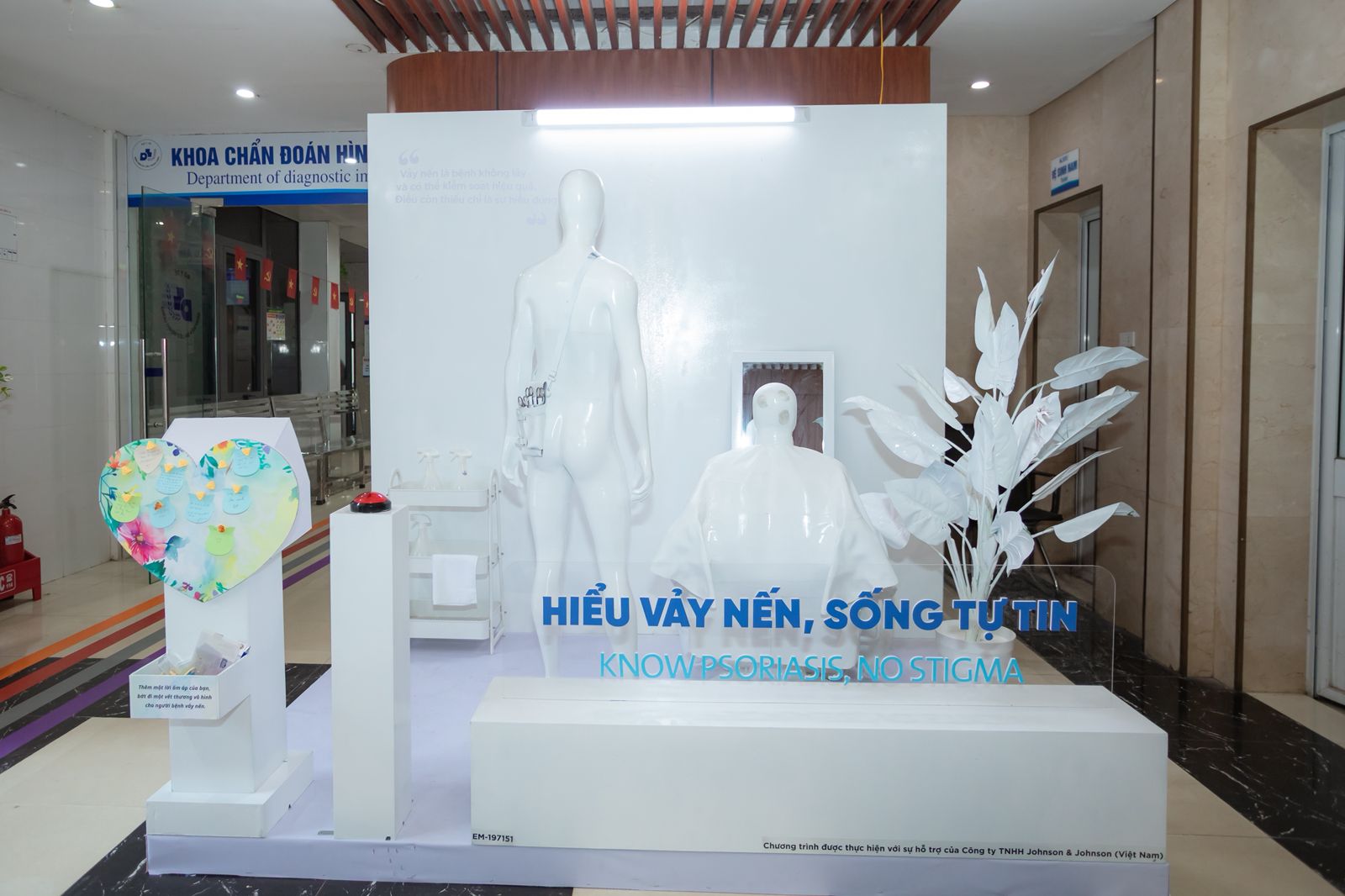 HN - Kh&ocirc;ng gian triễn l&atilde;m tại BV Da Liễu Trung Ương