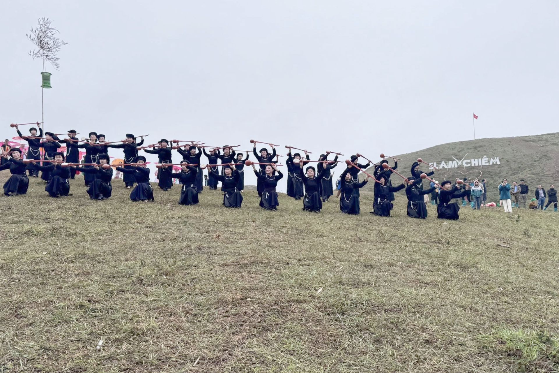 M&agrave;n tr&igrave;nh diễn M&uacute;a b&aacute;t của c&aacute;c diễn vi&ecirc;n quần ch&uacute;ng