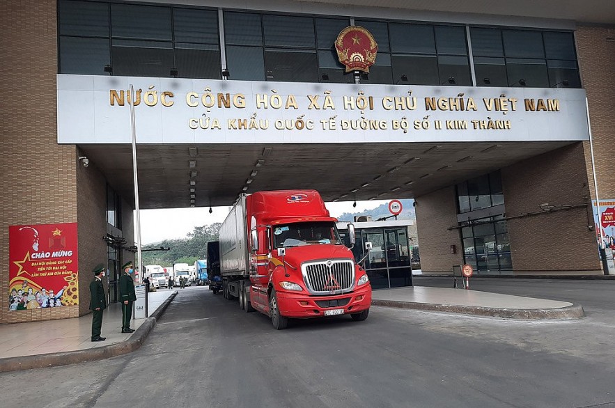 Hải quan cửa khẩu quốc tế Lào Cai: Làm thủ tục cho gần 100 doanh nghiệp trong dịp Tết