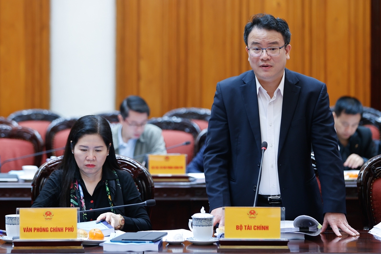 Đại diện c&aacute;c bộ, ng&agrave;nh ph&aacute;t biểu tại phi&ecirc;n họp - Ảnh: VGP/Nhật Bắc