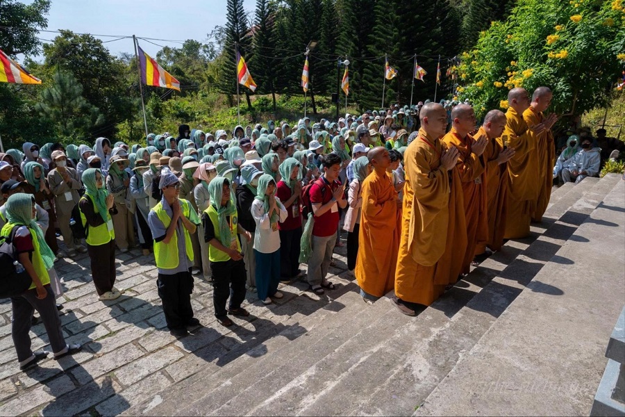 Kh&aacute;ch h&agrave;nh hương t&igrave;m về chi&ecirc;m b&aacute;i tại N&uacute;i T&agrave; C&uacute;