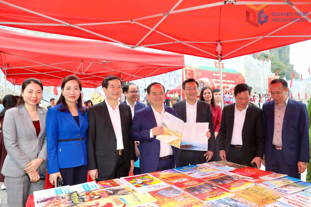 B&iacute; thư Tỉnh uỷ Quảng Ninh c&ugrave;ng c&aacute;c l&atilde;nh đạo tỉnh tham quan kh&ocirc;ng gian trưng b&agrave;y c&aacute;c t&aacute;c phẩm văn học nghệ thuật, b&aacute;o ch&iacute;...