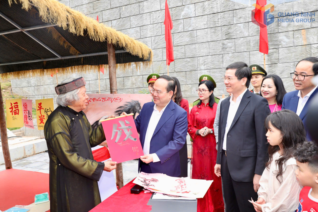 ...v&agrave; tham gia hoạt động cho chữ thư ph&aacute;p đầu năm