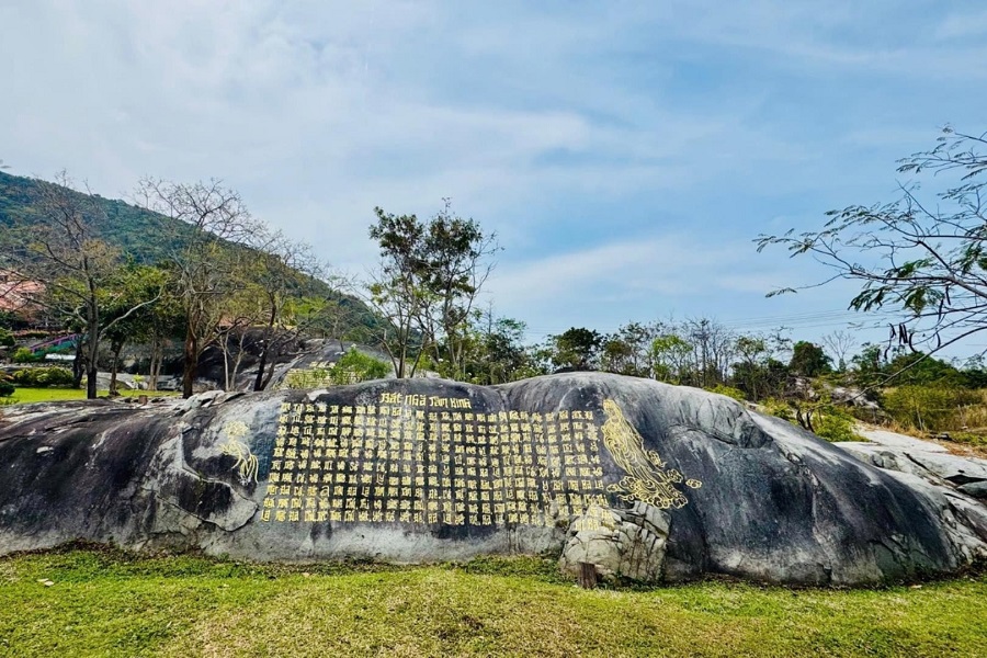 Khối đ&aacute; khắc B&aacute;t Nh&atilde; T&acirc;m Kinh