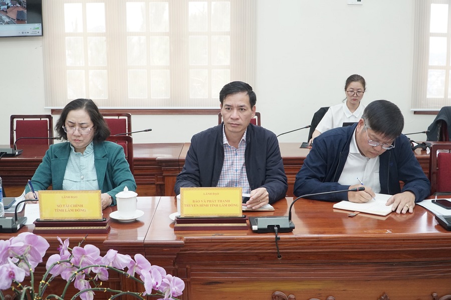 L&atilde;nh đạo c&aacute;c sở, ng&agrave;nh tham dự cuộc họp