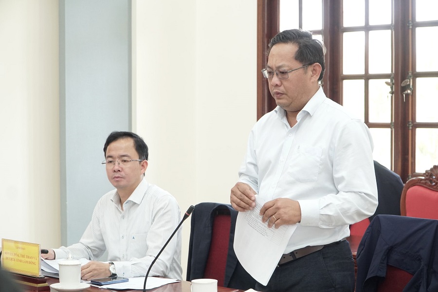 L&atilde;nh đạo Sở Văn h&oacute;a, Thể thao v&agrave; Du lịch L&acirc;m Đồng b&aacute;o c&aacute;o tại cuộc họp