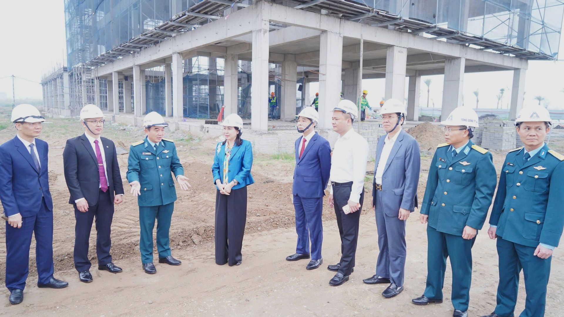Đồng ch&iacute; Đinh Thị Lụa, Ph&oacute; B&iacute; thư Thường trực Tỉnh ủy c&ugrave;ng c&aacute;c đại biểu trong đo&agrave;n c&ocirc;ng t&aacute;c nghe b&aacute;o c&aacute;o tiến độ thi c&ocirc;ng&nbsp;Dự &aacute;n Trường Đại học X&acirc;y dựng H&agrave; Nội - Ph&acirc;n hiệu H&agrave; Nam