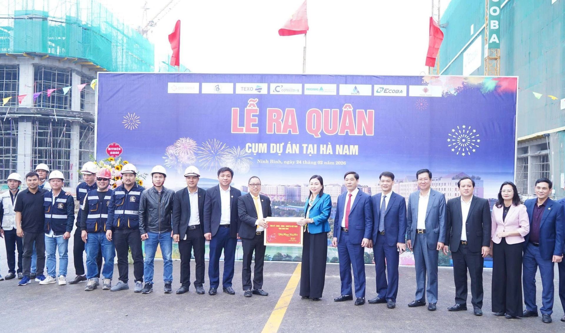 Đồng ch&iacute; Đinh Thị Lụa, Ph&oacute; B&iacute; thư Thường trực Tỉnh ủy c&ugrave;ng c&aacute;c đại biểu trong đo&agrave;n c&ocirc;ng t&aacute;c tặng qu&agrave; động vi&ecirc;n c&aacute;c c&ocirc;ng nh&acirc;n đang l&agrave;m nhiệm vụ tại c&aacute;c c&ocirc;ng tr&igrave;nh thuộc&nbsp;Dự &aacute;n Khu đ&ocirc; thị Sun Urban