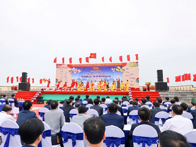 Nghệ An đồng loạt ra qu&acirc;n trồng c&acirc;y đầu Xu&acirc;n B&iacute;nh Ngọ.