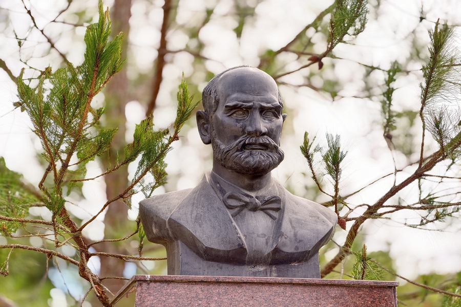 Năm 1932 trường được đổi tên thành Grand Lycée Yersin để tưởng niệm bác sĩ Alexandre Yersin. Hiện trong khuôn viên trường có bức tượng của bác sĩ Alexandre Yersin. Năm 1932 trường được đổi tên thành Grand Lycée Yersin để tưởng niệm bác sĩ Alexandre Yersin. Hiện trong khuôn viên trường có bức tượng của bác sĩ Alexandre Yersin.